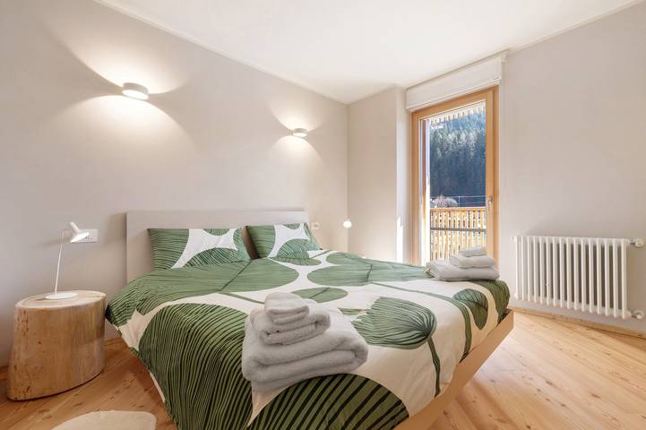 Appartamento intero, Appartamento 'Yellow' con vista sulle montagne, balcone e Wi-Fi in Carisolo, Alpi dell'Adamello e della Presanella
