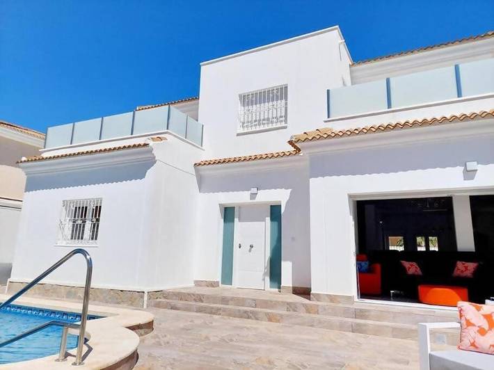 Chalet para 10 personas, con terraza además de piscina y jardín en Los Alcázares
