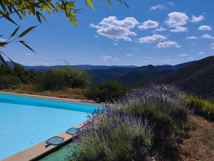 Location de vacances pour 3 personnes, avec piscine et terrasse ainsi que jardin et vue à Saint-André-de-Majencoules