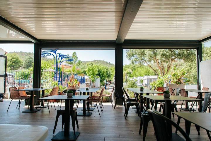 Camping pour 4 personnes, avec bassin pour enfant et piscine ainsi que jacuzzi et jardin à Bormes-les-Mimosas - 3