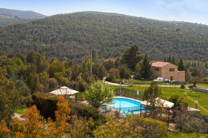 Cottage pour 2 personnes, avec jardin ainsi que piscine et terrasse, animaux acceptés dans Favalello De Bozio