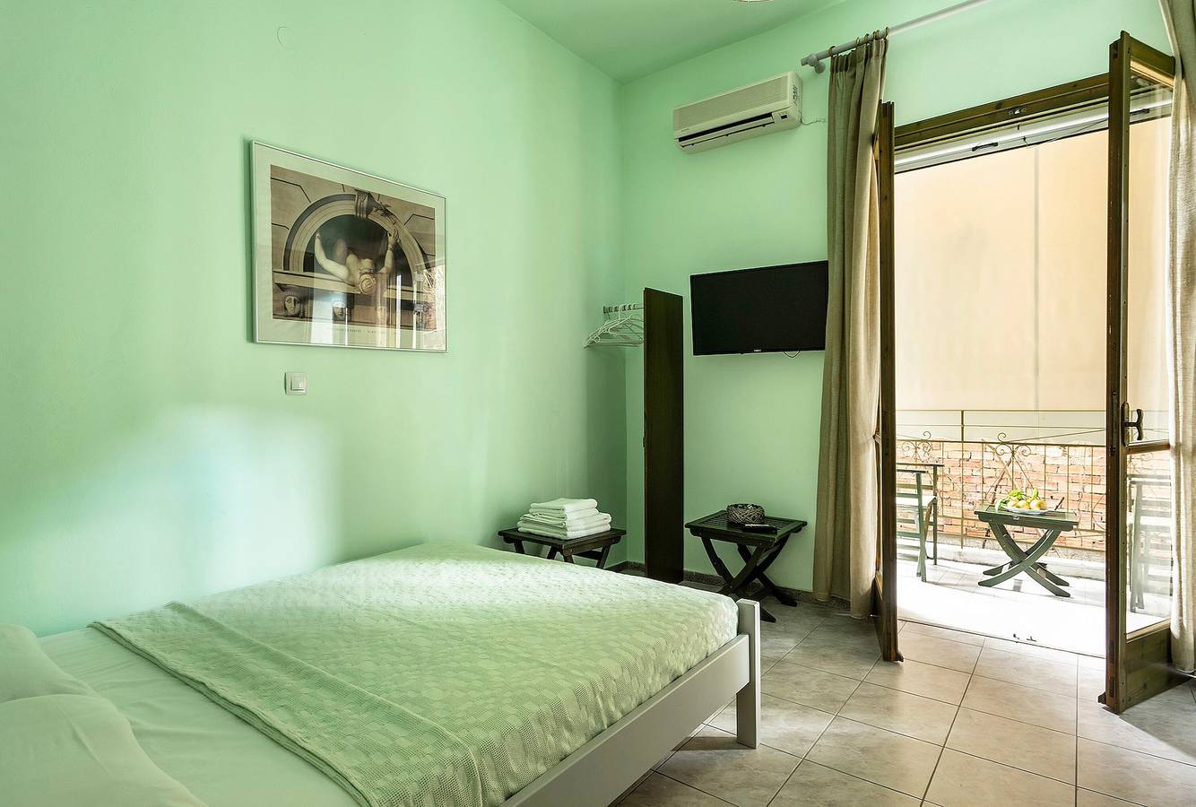 Entire studio, Studio Apartment 'Old Boat Double Studio 2' with Sea View, Wi-Fi and Air Conditioning in Nikiana, Alexandros