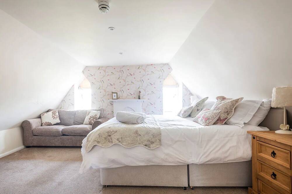 St Anne's House, Sea Views, 7 Bedrooms in Plymouth, South West England