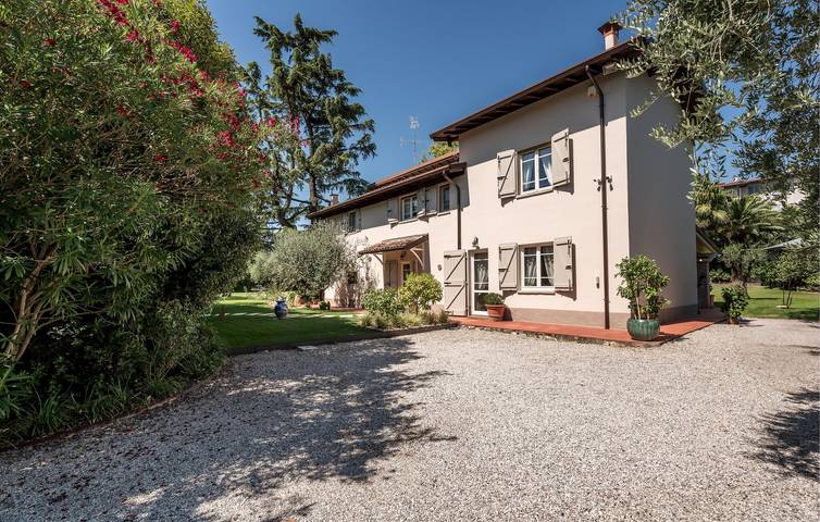 Ferienhaus für 10 Personen, mit Sauna und Garten sowie Terrasse und Pool, mit Haustier