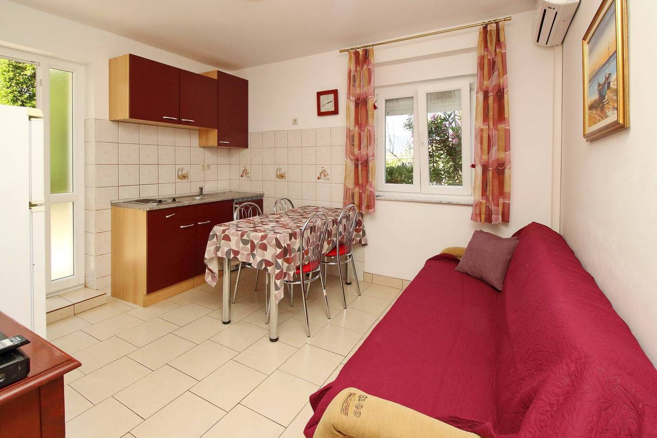 Ganze Wohnung, Apartment Radosna - 370 m vom Meer entfernt, private Terrasse, kostenloser Parkplatz, Erdgeschoss in Silo (Krk), Krk
