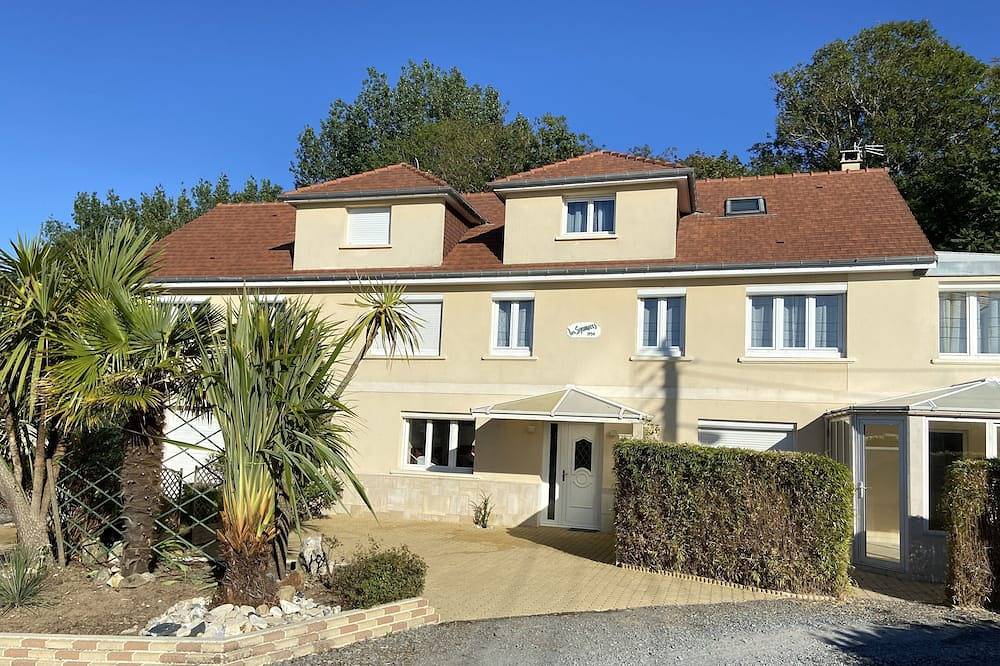 Les Sycomores grand gîte 8 personnes avec spa, 5 minutes à pied de la mer in Ver-sur-Mer, Côte de Nacre
