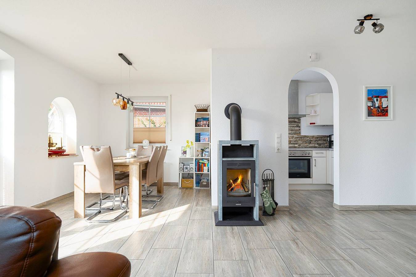 Schönes Ferienhaus (100qm) für 6 Personen mit Kamin, Garten und Wasserzugang in Krummhörn, Landkreis Aurich