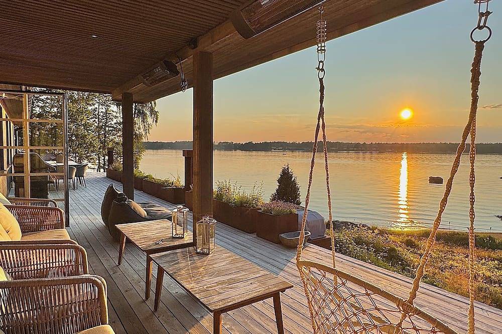 Ferienhaus am See, inklusive Fischerboot, 20 m vom Privatstrand entfernt, Sonnenuntergänge. in Bolmen