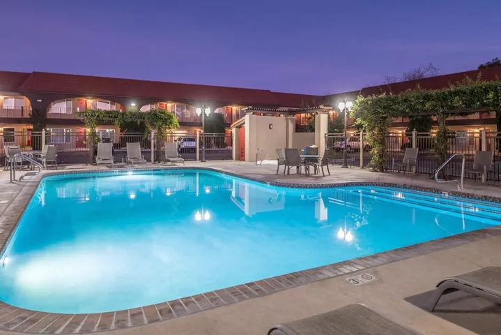 Hotel para 3 personas, con jacuzzi y piscina - 1