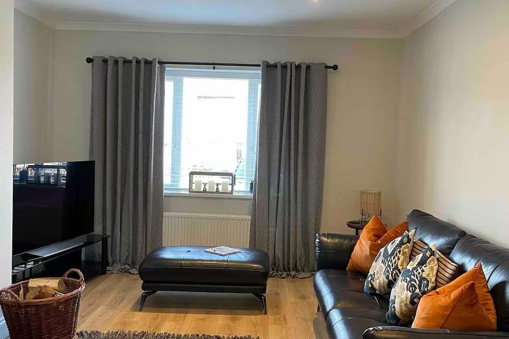 Entire apartment, 2-bedroom apartment in lovely Dumfries with hot tub & disability enabled access in Dumfries, Dumfries and Galloway