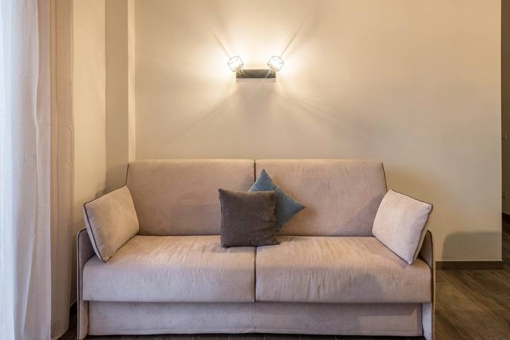 Entire apartment, Apartment "Annabel" with Mountain View, French Balcony & Wi-Fi in Centro-Piani-Rencio, Bolzano