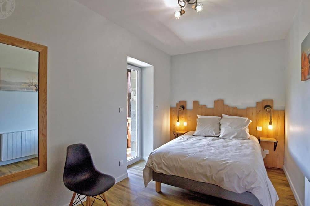 Gîte cosy avec terrasse et jacuzzi privatif in Pouilly-lès-Feurs, Montbrison