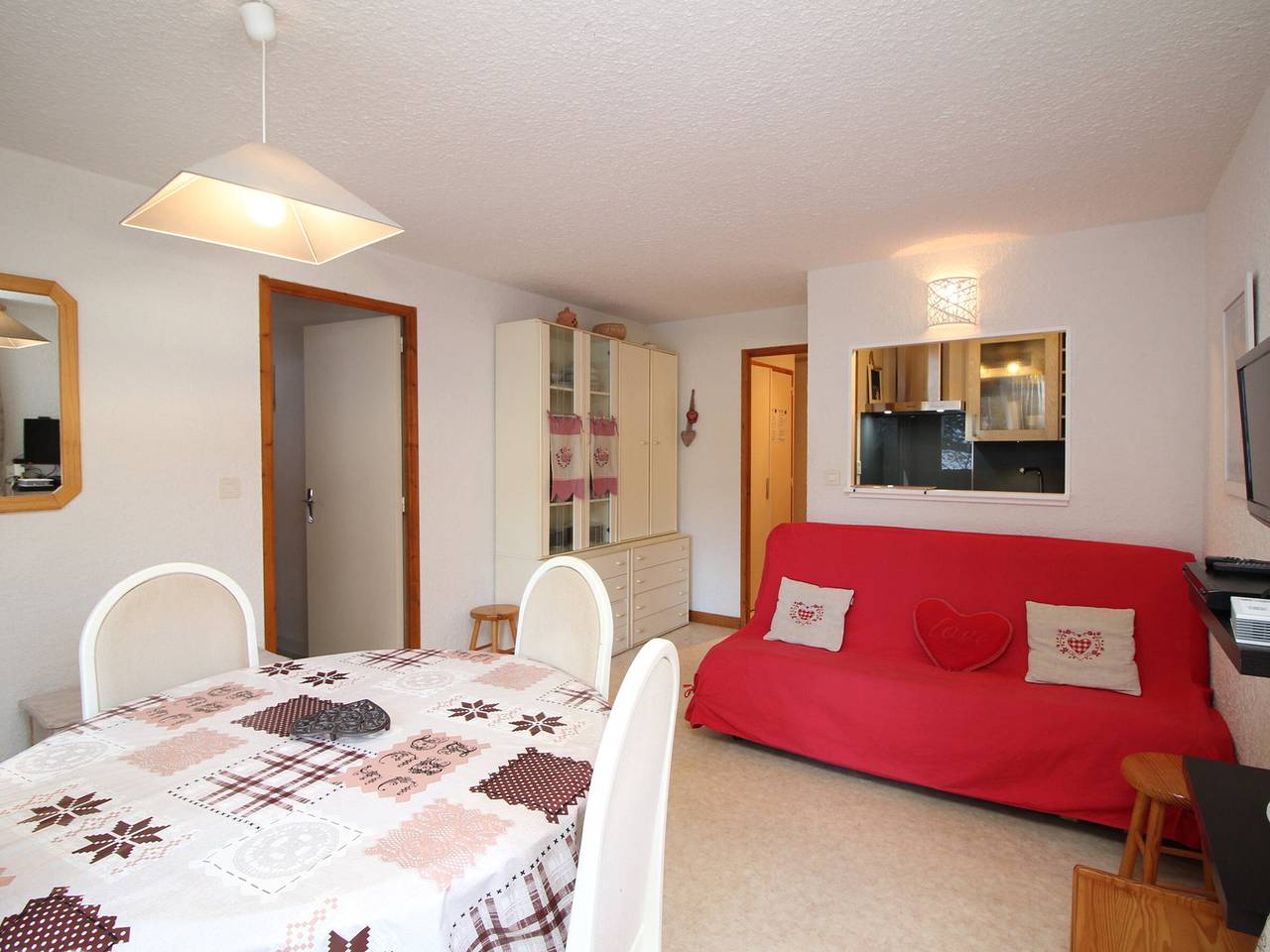 Entire apartment, Mont-Dore: T2 with Balcony, Parking and Wifi in Mont-Dore, Volcans d'Auvergne Regional Nature Park