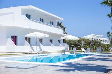 Gîte pour 2 personnes, avec balcon ainsi que piscine et jardin à Faliráki