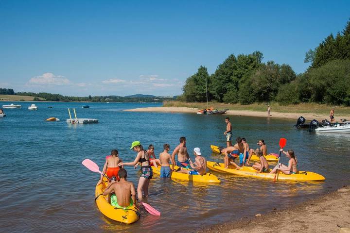 Location de vacances pour 4 personnes, avec jardin et bassin pour enfant ainsi que vue et piscine à Salles-Curan - 2