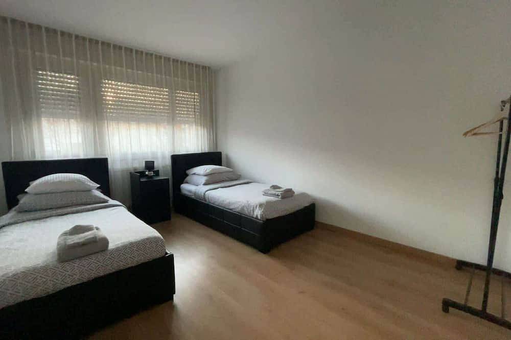 Entire apartment, Spacious 3-Bedroom Apartment Near Basel Airport in Saint-Louis, Mulhouse region
