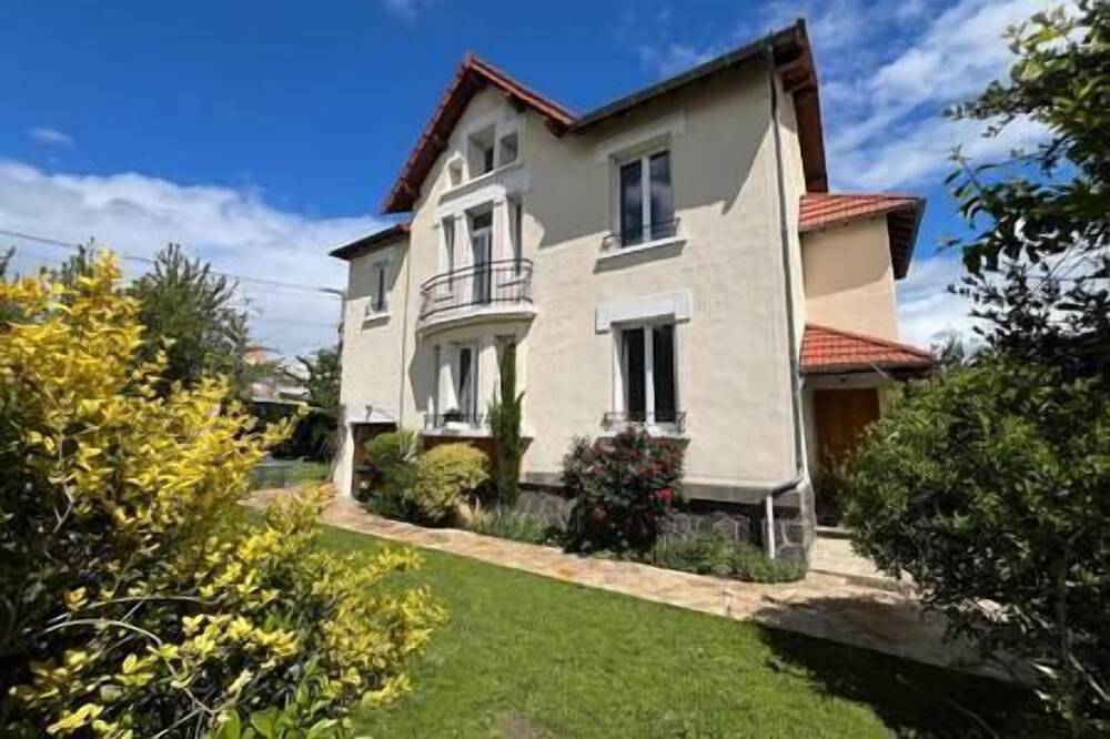 Large house with garden in Clermont-Ferrand, Volcans d'Auvergne Regional Nature Park