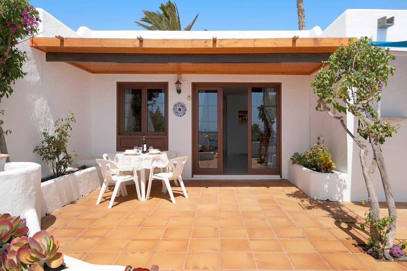 Entire apartment, Holiday Apartment "Puerto Chico 5" with Private Garden, Shared Pool & Sea View in Playa Blanca, Yaiza