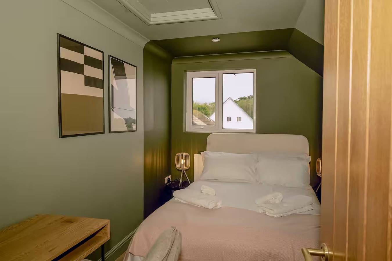 Entire holiday apartment, 1 Bedroom Apartments Sleeps 3 - Balcony - Pets Ok in Carbis Bay, Cornwall