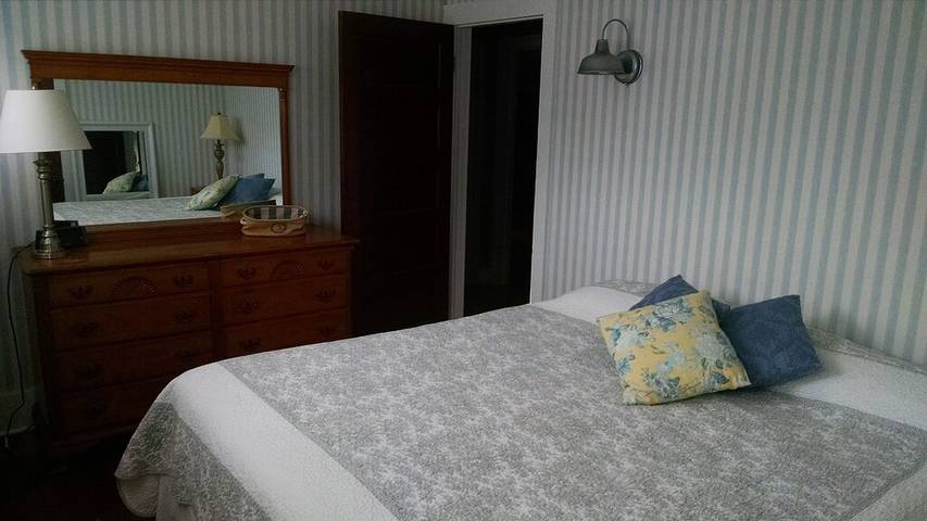 Vacation rental for 12 people, with terrace and yard, with pets in Finger Lakes