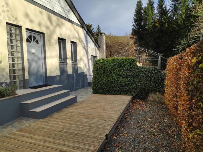 Location de vacances pour 4 personnes, avec jardin et vue ainsi que piscine et sauna à Égliseneuve-d'Entraigues - 3