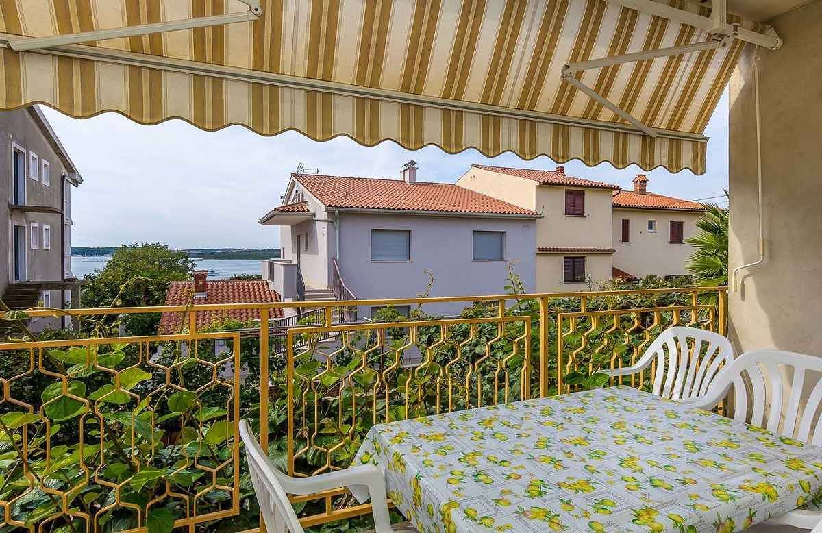 Apartamento vacacional entero, Apartamento vacacional con vista al mar y balcon in Medulin City, Medulin