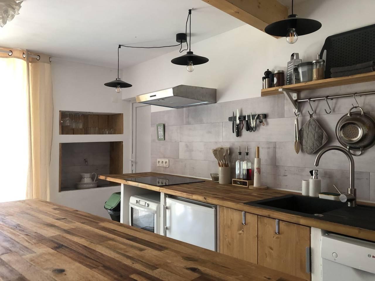 Gabaë, les Volets Verts. Gîte 4/5 personnes avec Piscine in Puyravault, Région de Rochefort