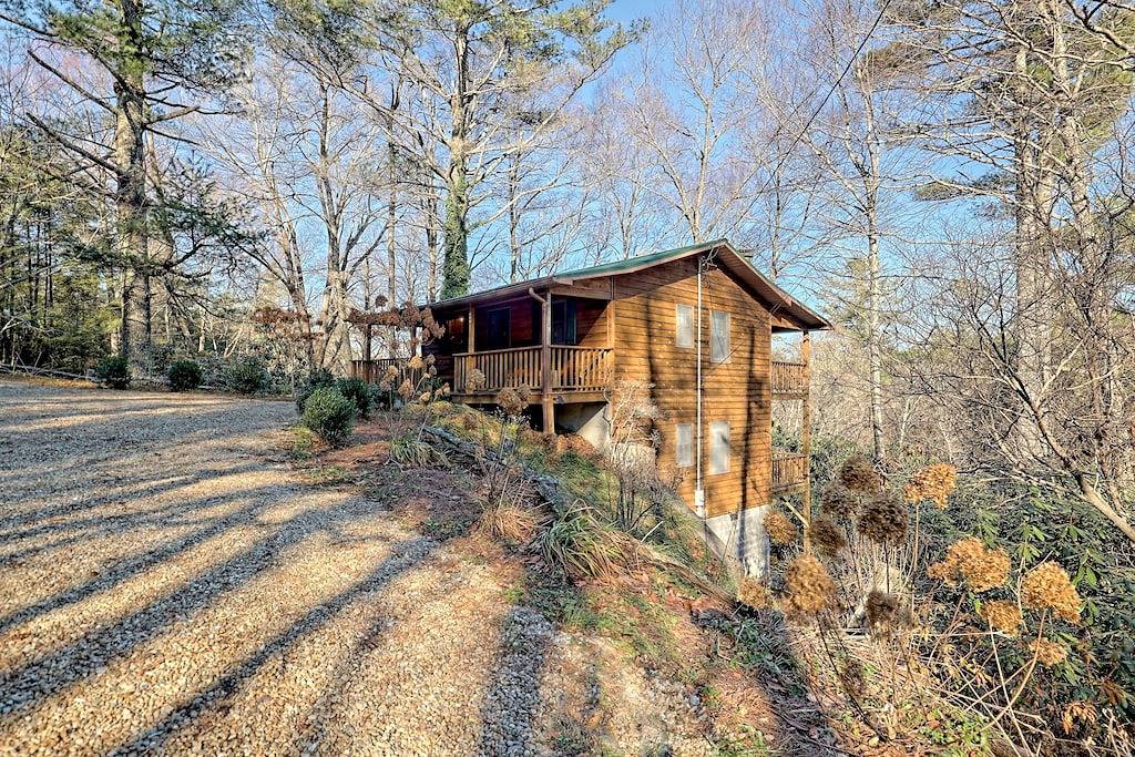 Walk to town,covered deck dining,wood-burning fireplace in Highlands (NC), Macon County