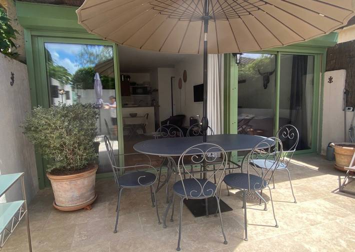 Gîte pour 3 personnes, avec piscine ainsi que terrasse et jardin