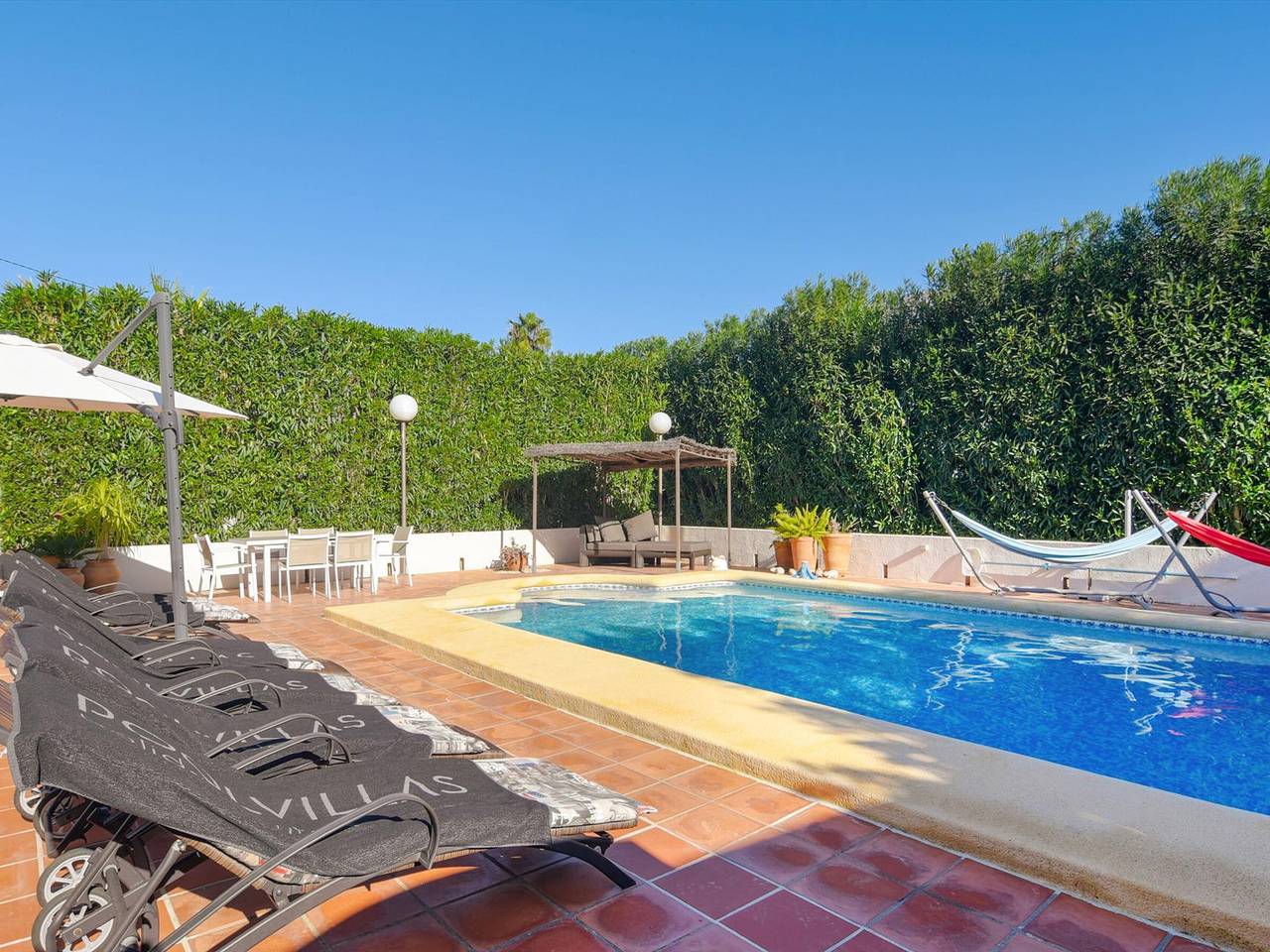 Geräumige Villa in Moraira mit beheiztem Pool, in Strandnähe und ideal für Familien. in Cap Blanc, Teulada (Spanien)
