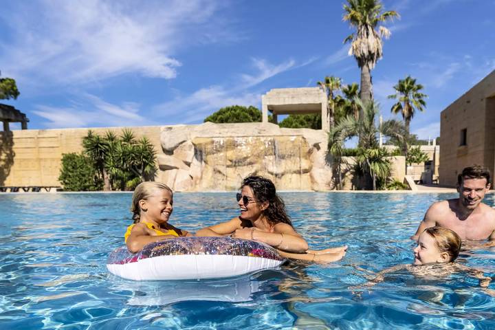 Camping pour 4 personnes, avec piscine et terrasse