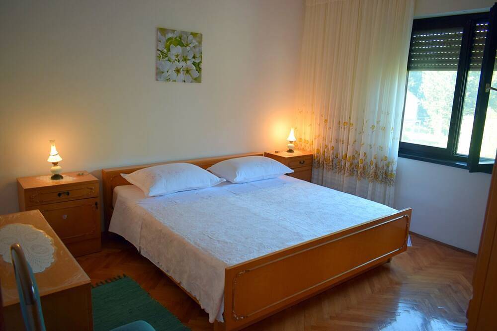 Entire apartment, Three bedroom apartment with terrace and sea view Ugljan (A-8493-a) in Ugljan, Ugljan Island