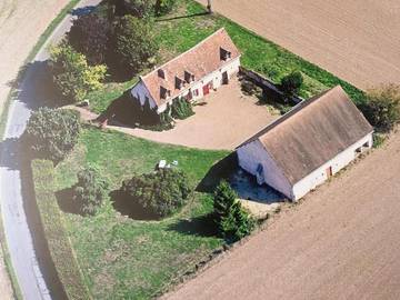 Gîte pour 15 personnes, avec piscine ainsi que jardin et terrasse à Thoré-la-Rochette