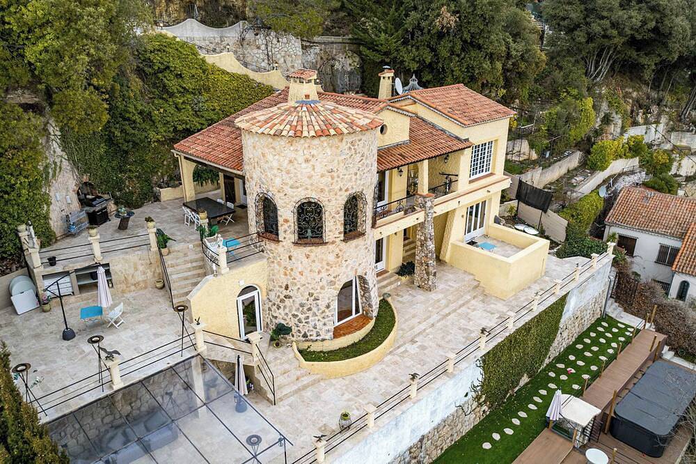 La Turbie Castle-Style Villa | Monaco & Sea Views | 4 Bedrooms | Private Pool in La Turbie, Mittelmeerküste (Frankreich)