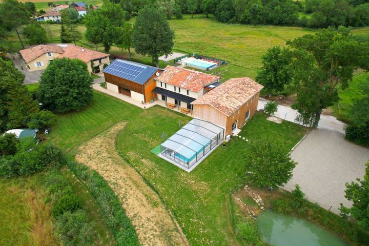 Gîte pour 49 personnes, avec balcon ainsi que piscine et jardin dans le Tarn-et-Garonne