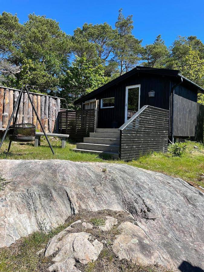 Peaceful seaside cabin with guest house - large private outdoor areas and boat available on request in Mandal