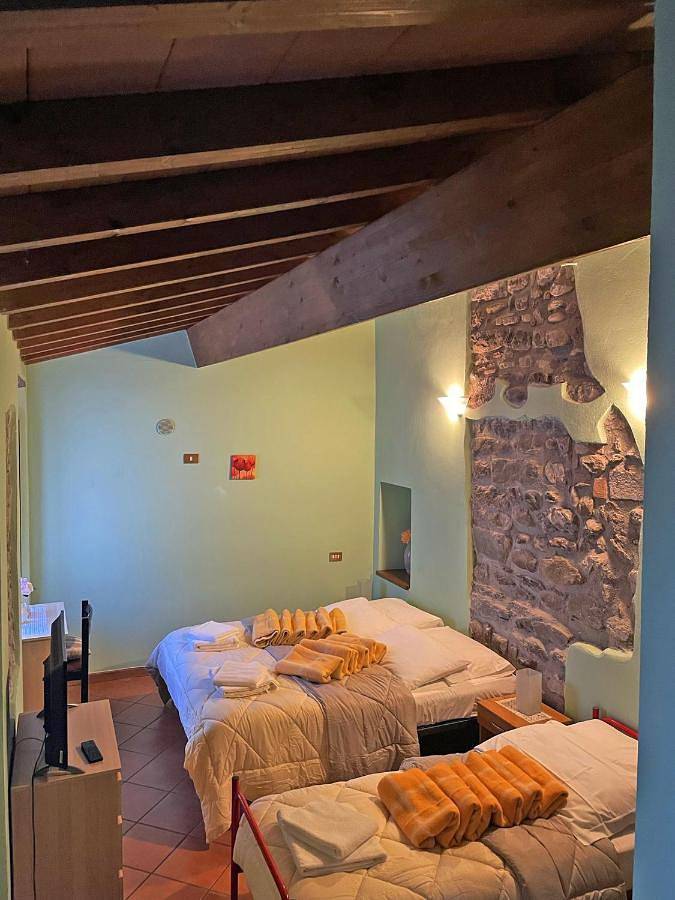 Double Room with Private Bathroom in Gallicano, Garfagnana