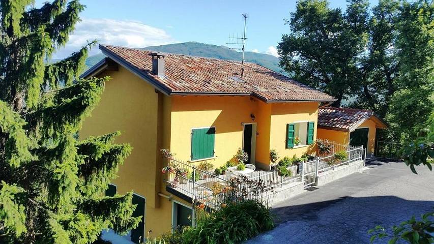 Appartamento per 5 persone, con panorama e giardino in Castelnovo ne' Monti