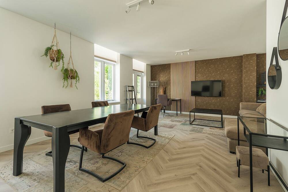 Ganze Wohnung, Erleben Sie Komfort bei Bed en Koffie – Hotel Roosendaal! Dieses großzügige, komplett renovierte Apartment in Roosendaal verfügt über zwei private Dachterrassen und liegt nur 5 Gehminuten vom Zentrum Roosendaal entfernt. in Roosendaal, Nordbrabant