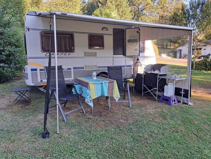 Location de vacances pour 2 personnes, avec vue sur le lac ainsi que jardin et vue à Maisonnais-sur-Tardoire