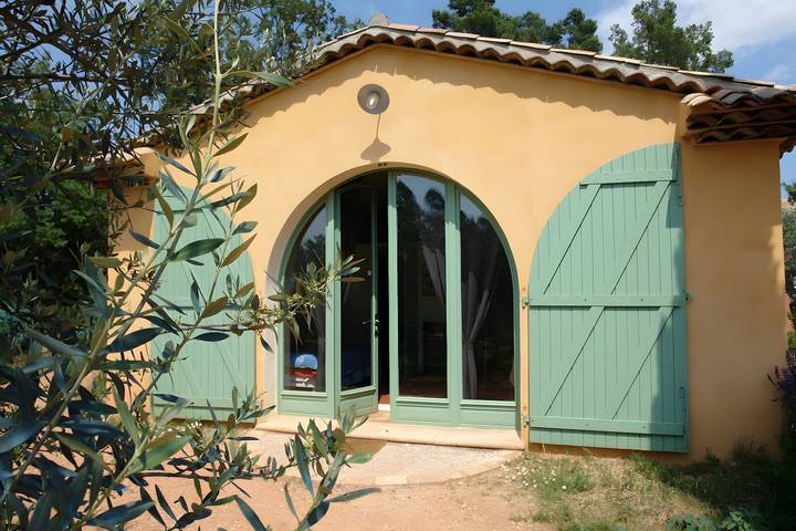 Maison de campagne 'Mas Coquelicots' avec vue sur la montagne, Wi-Fi et climatisation in Besse-sur-Issole, Côte méditerranéenne (France)