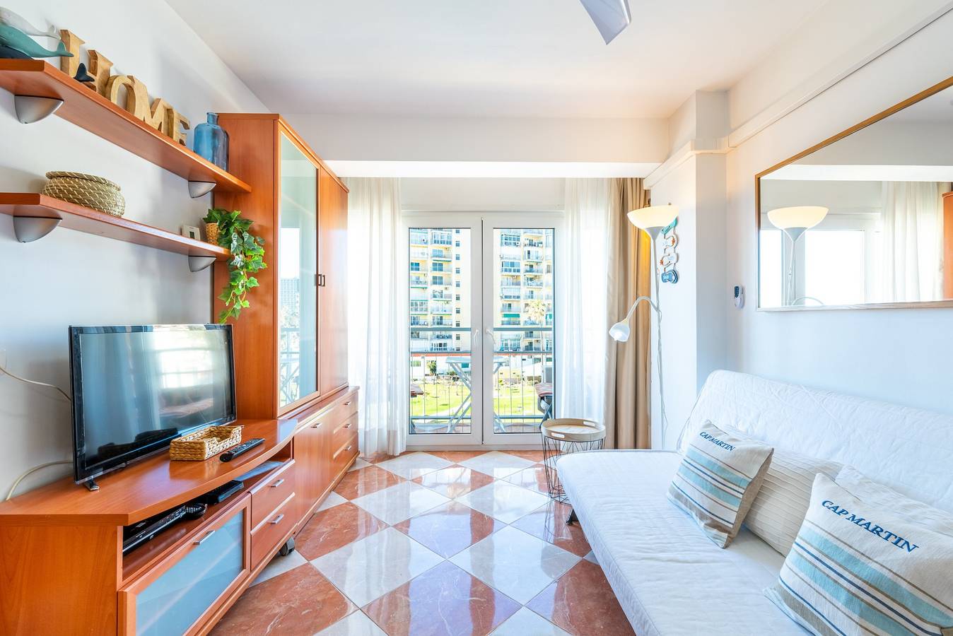 Appartement entier, Appartement ensoleillé en bord de mer avec vue sur la mer, piscine et Wi-Fi in Benalmádena Costa, Benalmádena