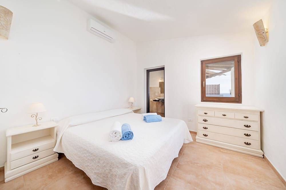 Villa Myra:offenes Fenster über blauem Meer und unglaublichen Sonnenuntergängen in Torre delle Stelle, Maracalagonis