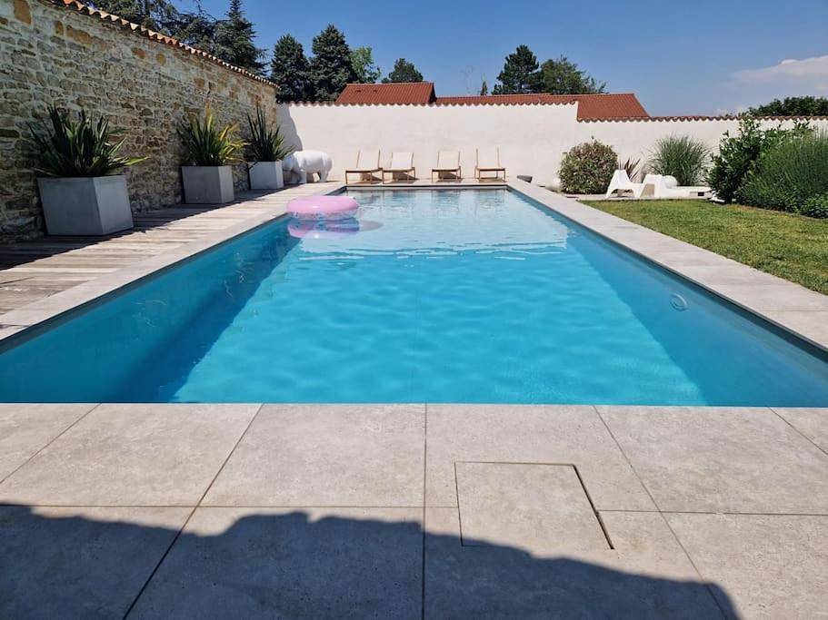Maison de famille pleine de charme avec piscine Aux deux vieux platanes in Saint-Germain-au-Mont-d'Or, Lyon et ses environs