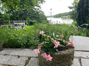 Gîte pour 8 personnes, avec vue sur le lac ainsi que jardin et vue à Erbrée