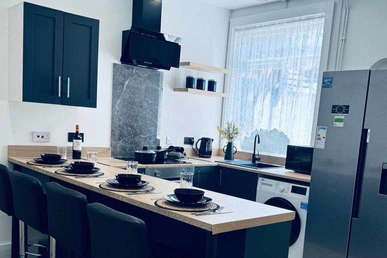 Crewe - House - Sleeps 8 - Private Hot Tub in Crewe, Cheshire East