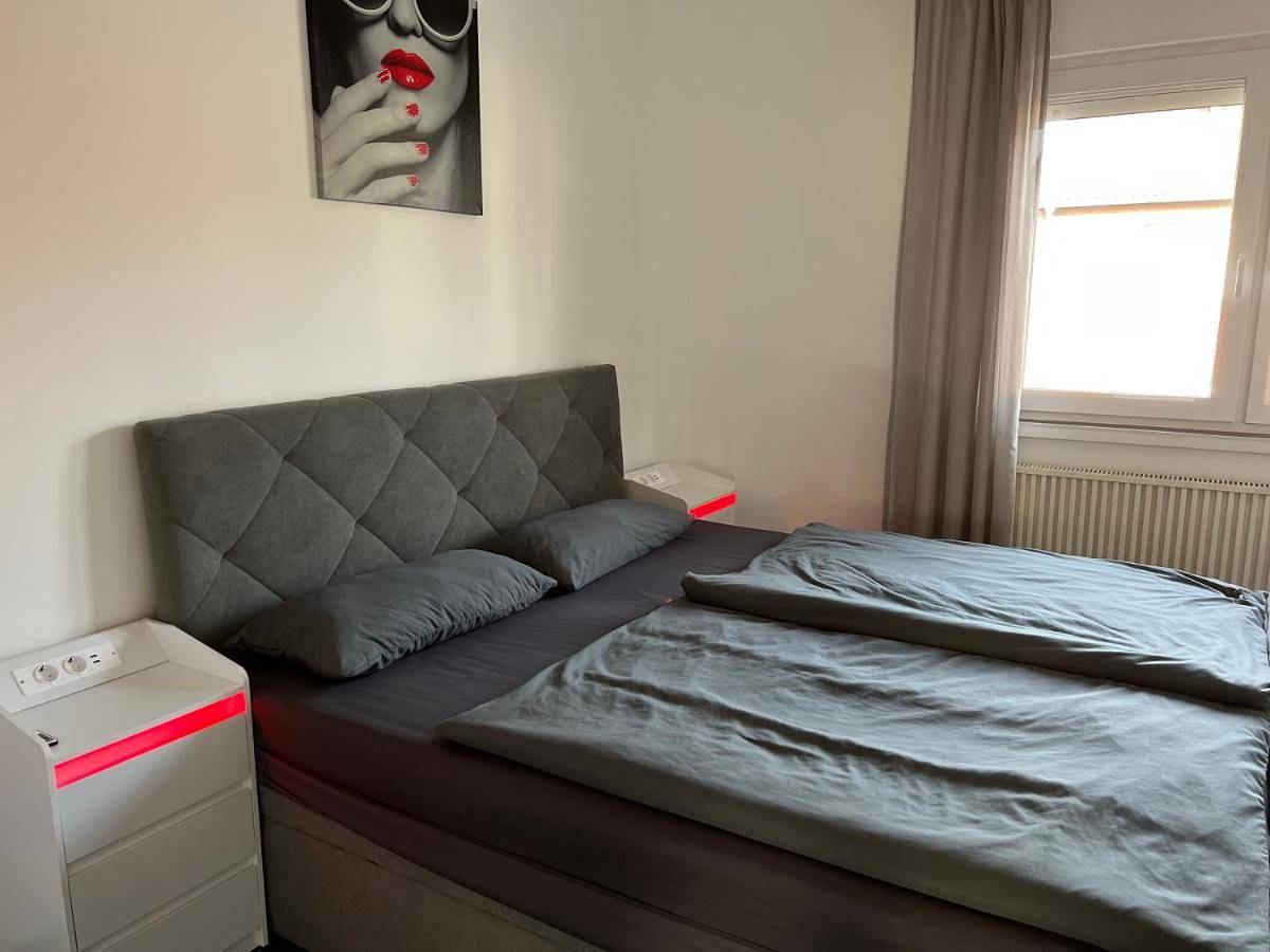 Ganze Wohnung, Elegante Apartment in Erftstadt mit Balkon, Zentral, Bahnhof nah, Phantasialand Brühl bei Cologne in Liblar, Erftstadt