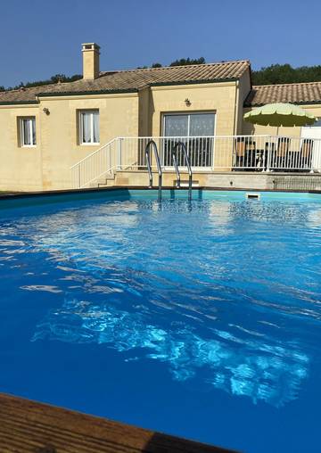 Gîte pour 6 personnes, avec piscine ainsi que balcon et jardin à Saint-Cybranet