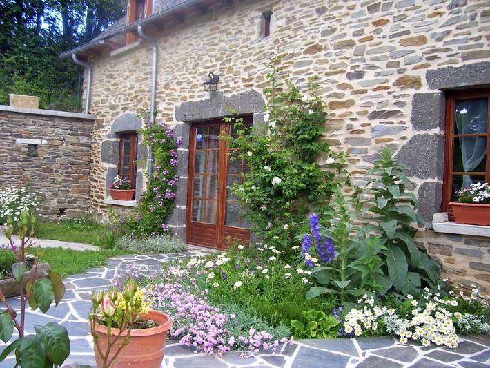 Location de vacances pour 4 personnes, avec Terrasse ainsi que Jardin et Vue dans Le Cayrol