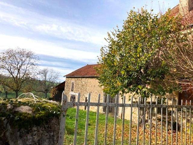 Location de vacances pour 13 personnes, avec vue ainsi que terrasse et piscine à Saint-Christophe-en-Brionnais - 3